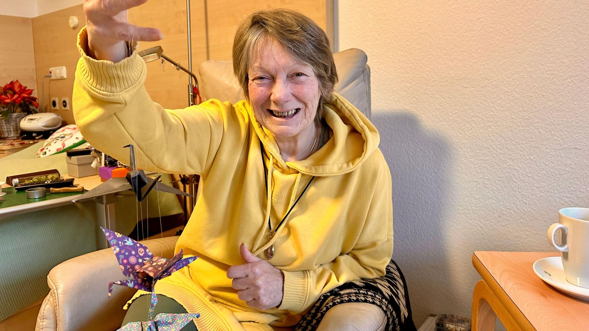 Origami hilft Brigitte Gesen im Hospiz St. Hedwig ihren Kopf freizuräumen.