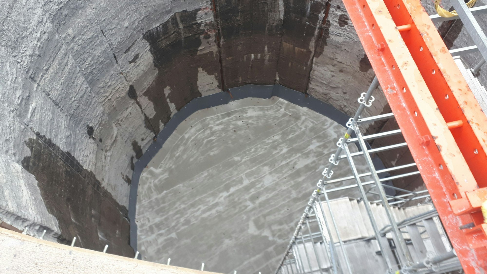 Vom Rand der Baugrube geht es über 140 Stufen 35 Meter nach unten.