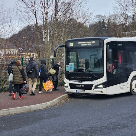 Einige Fahrgäste beim Zustieg in den Schienenersatzverkehr am Busbahnhof Kall.