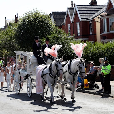 Der Trauerzug kommt zur Beerdigung eines Mädchens, das in Southport erstochen wurde.