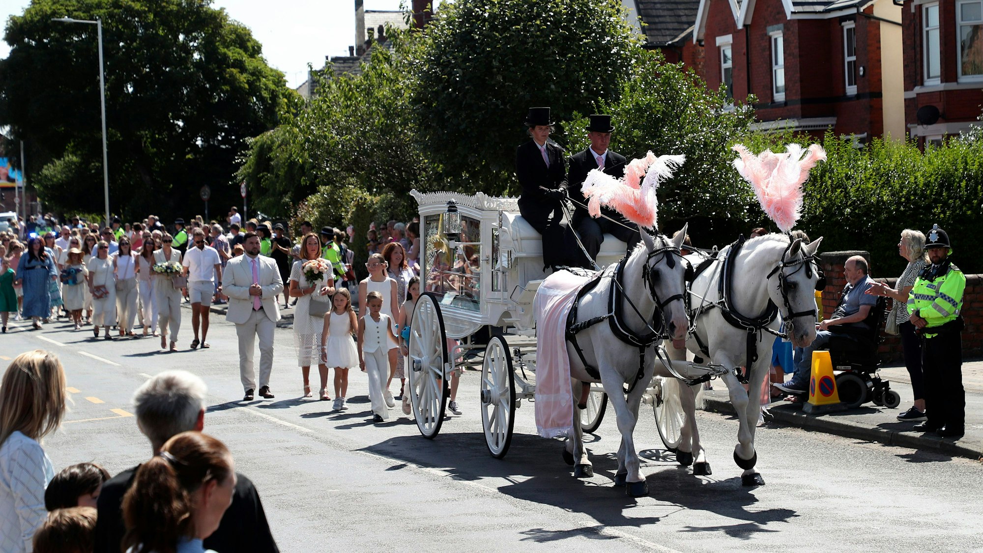 Der Trauerzug kommt zur Beerdigung eines Mädchens, das in Southport erstochen wurde.