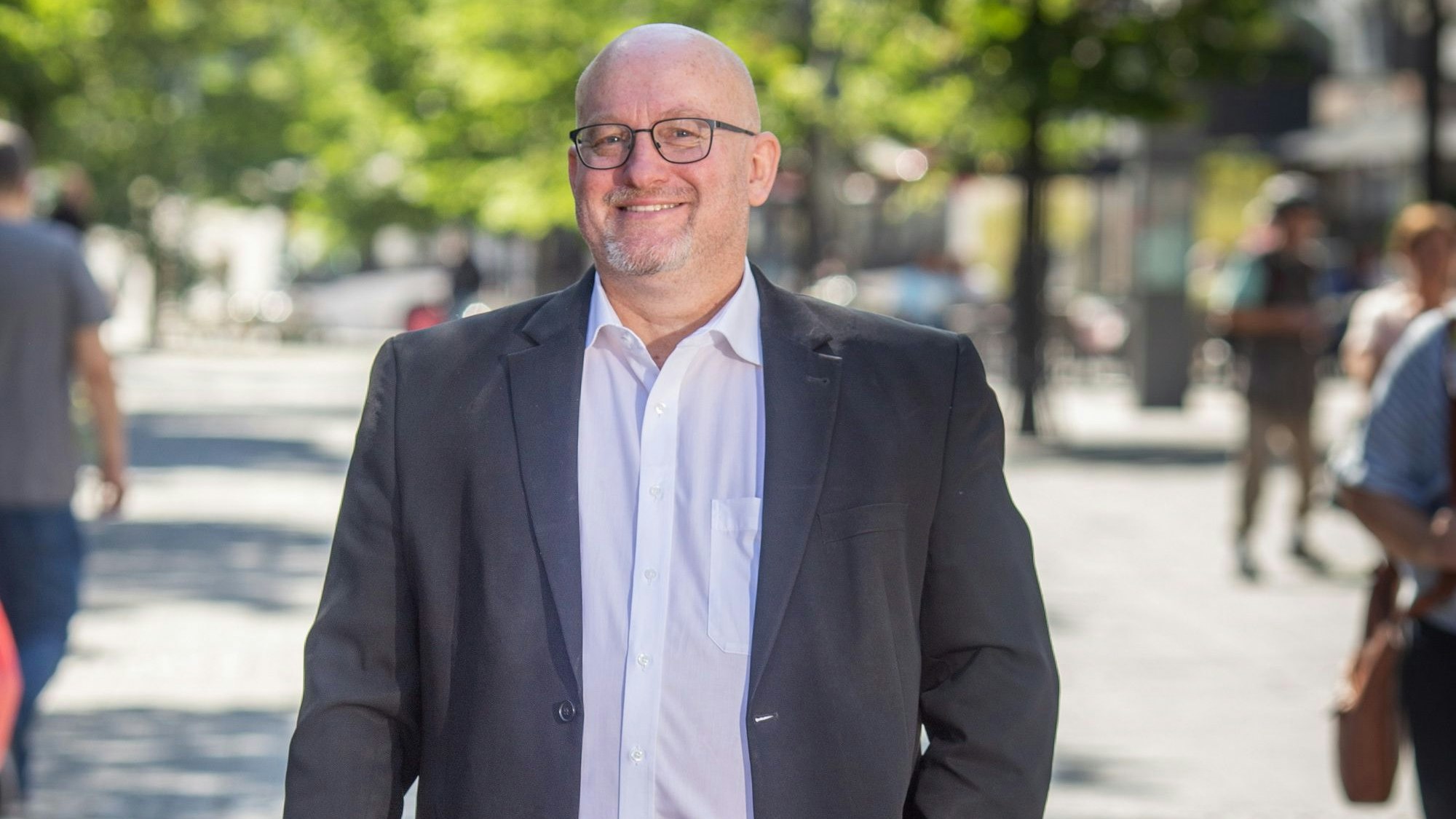 Foto eines Politikers in der Innenstadt von Bergneustadt