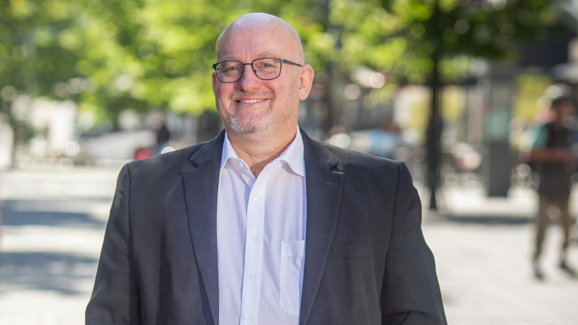 Ein Mann steht auf einem Platz in Bergneustadt.