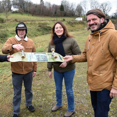 Bereit für den ersten Sprung im Waldbröler Rollsportpark an der Klus sind (von links) Jan Kiefer (Stadtverwaltung), Bauunternehmer Janosch Ritter, Bürgermeisterin Larissa Weber und Planer Daniel Rüth.
