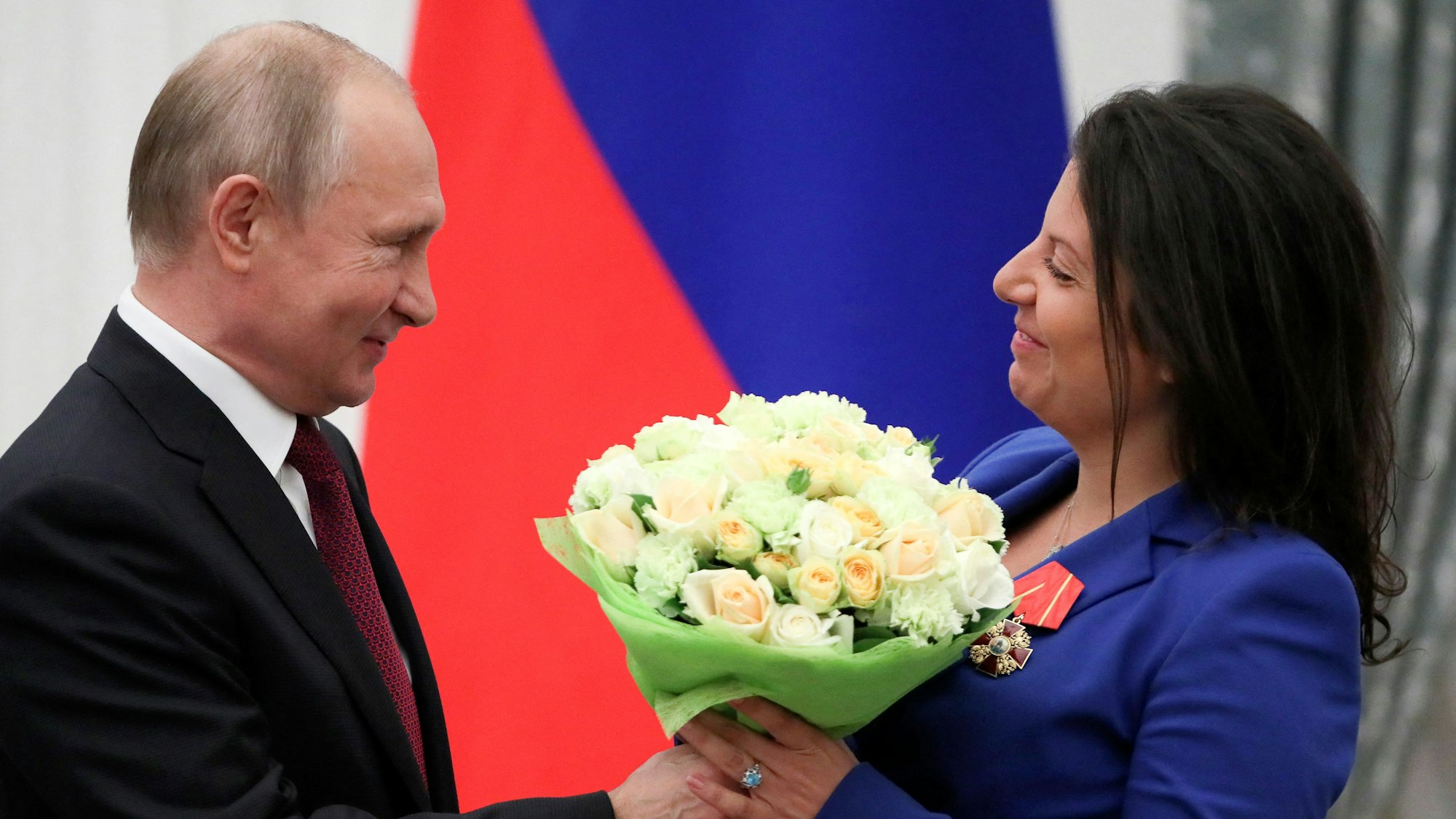 Kremlchef Wladimir Putin überreicht RT-Chefin Margarita Simonjan einen Blumenstrauß. Die Senderchefin gehört zu den prominentesten Moskauer Propagandisten – und setzt auf Donald Trump. (Archivbild)