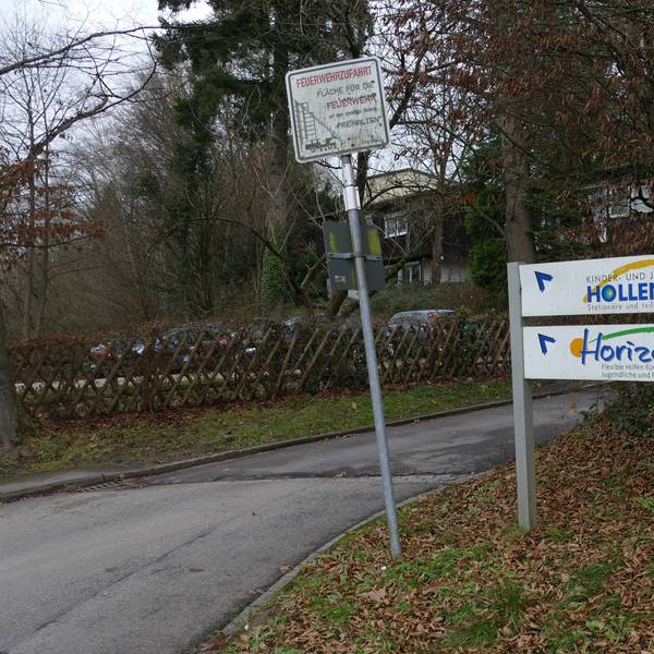 Das Schild einer Kinder- und Jugendhilfe.