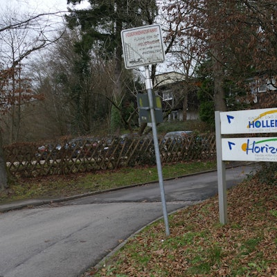 Das Schild der Kinder- und Jugendhilfe Hollenberg in Lohmar.