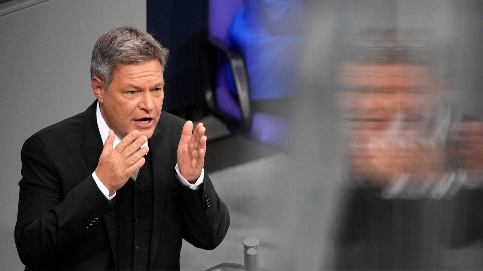 Robert Habeck bei einer Rede im Bundestag. Der Grünen-Kanzlerkandidat will nicht an einem TV-Duell mit AfD-Chefin Alice Weidel teilnehmen. (Archivbild)