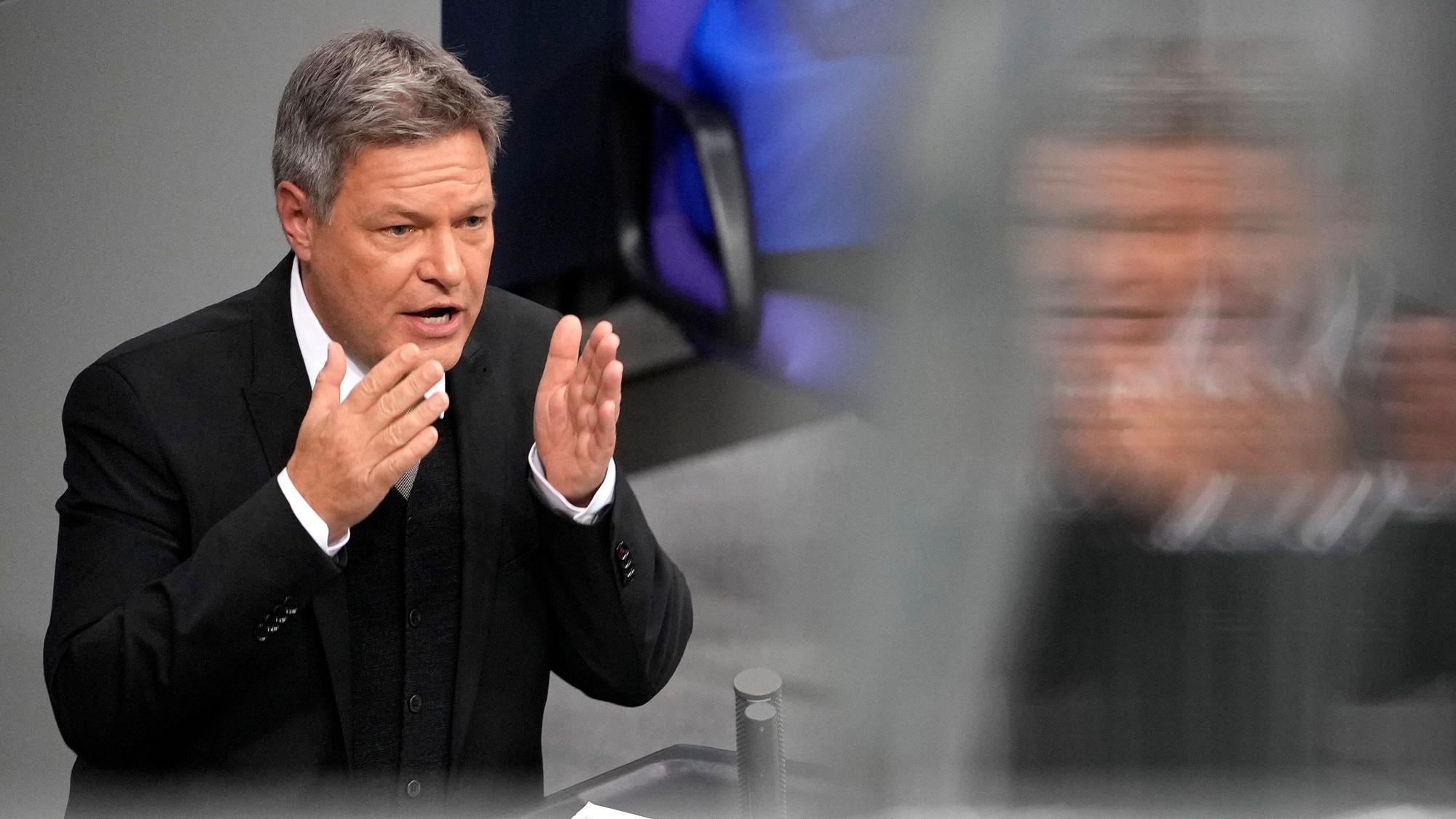 Robert Habeck bei einer Rede im Bundestag. Der Grünen-Kanzlerkandidat will nicht an einem TV-Duell mit AfD-Chefin Alice Weidel teilnehmen. (Archivbild)
