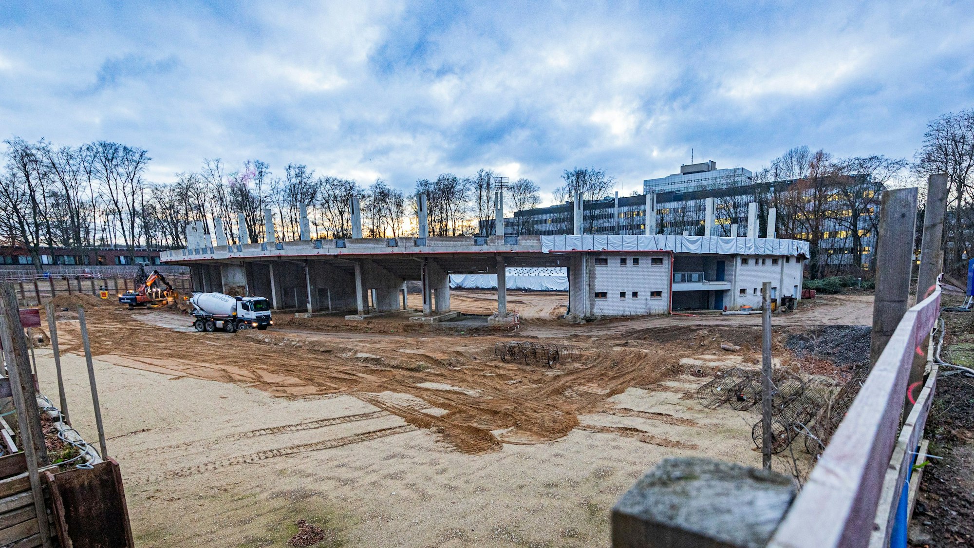 Die Reste der alten Radrennbahn sollen bald abgebrochen werden, derzeit werden Bohrphähle für den Neubau ins Erdreich getrieben. Bereits vor mehr als zwei Jahren war mit dem Abbruch der Bahn im Sportpark Müngersdorf begonnen worden.
