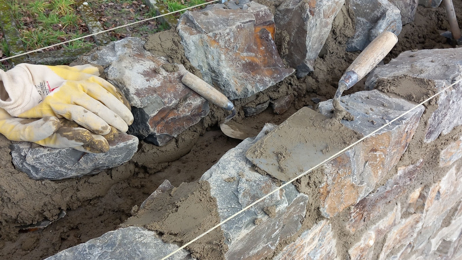 Innen und außen wird ein Rand gemauert, der Raum dazwischen dann verfüllt.