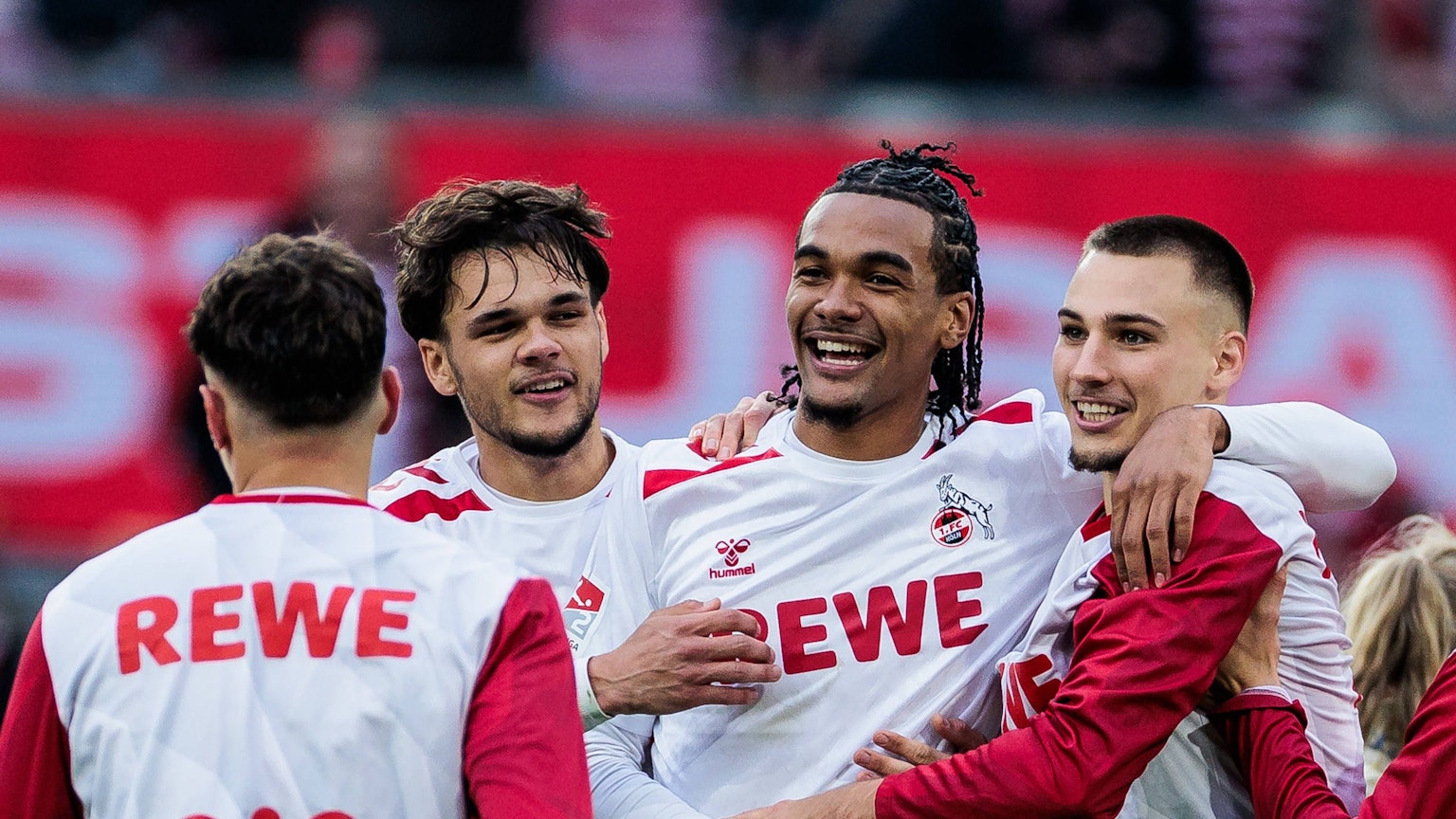 Max Finkgräfe, Damion Downs und Tim Lemperle (v.l.) feiern in der Zweiten Bundesliga den Sieg im Heimspiel gegen Greuther Fürth.