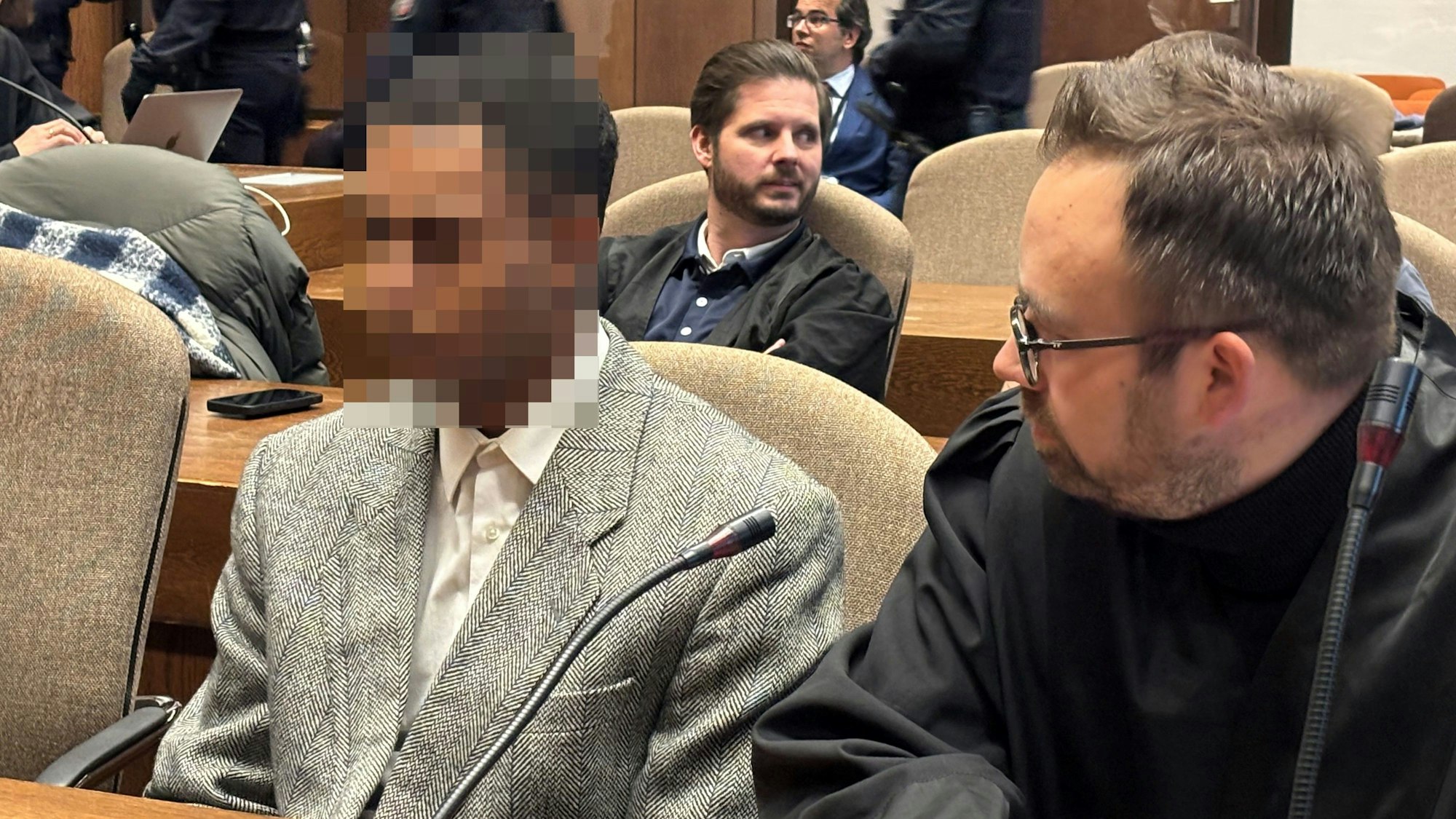 Einer der Angeklagten mit seinem Anwalt.