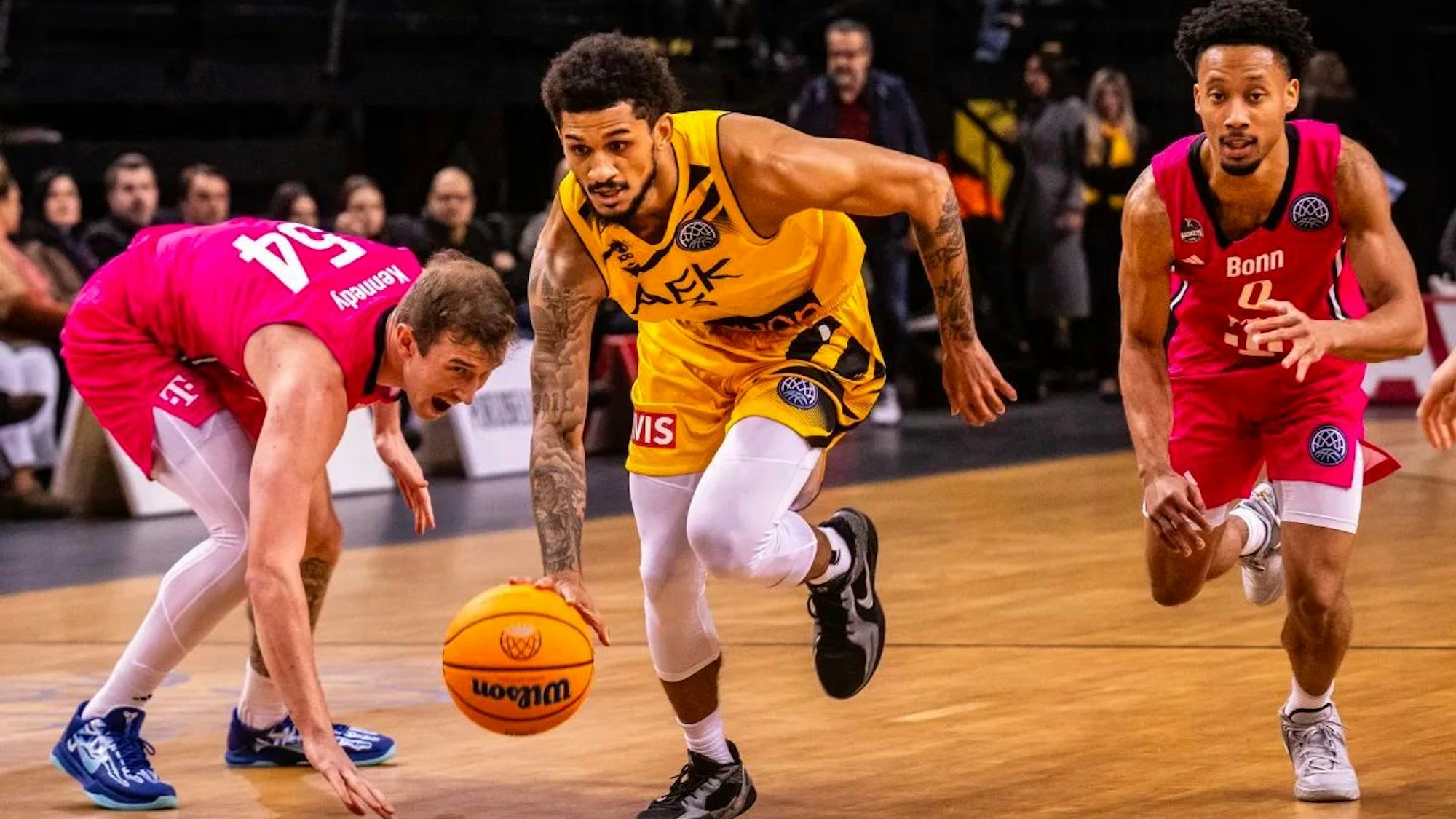 Thomas Kennedy (l.) und Darius McGhee (r.) werden von Prentiss Hubb einfach überlaufen.