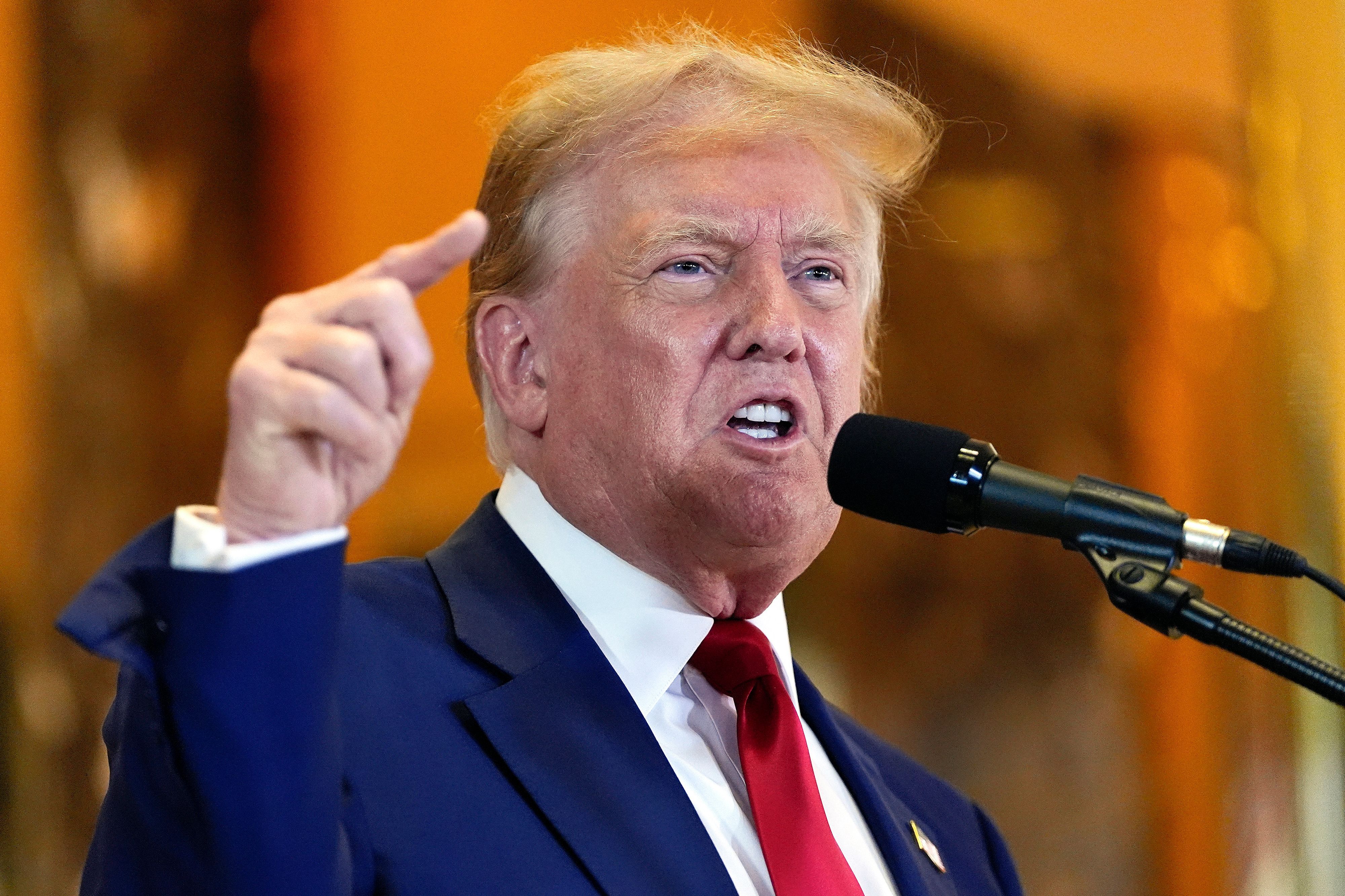 Donald Trump gestikuliert bei einer Pressekonferenz. (Archivbild)