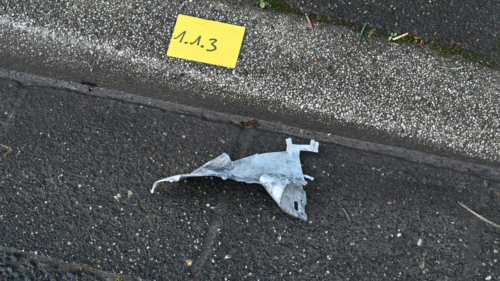 Teile des Geldautomaten flogen in Folge der Explosion rund 25 Meter weit.