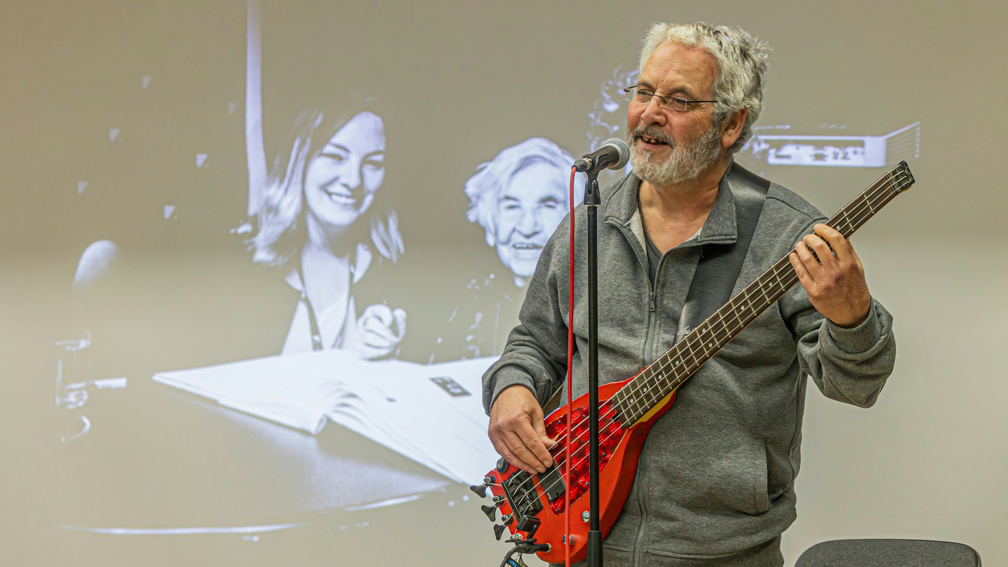 Mit Musik und Erzählungen erinnerte auch Joram Bejarano an seine Mutter, Esther Bejarano.