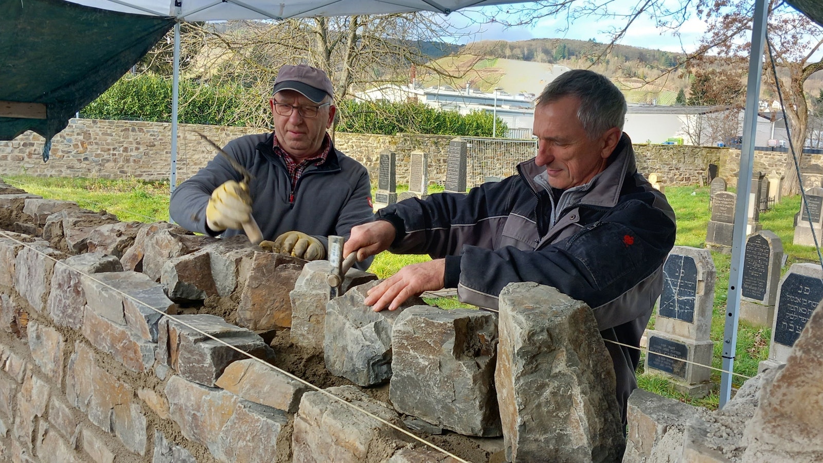 Bruchsteinmauer. Arbeiten der Firma Herfen aus Niederbachem an der Mauer des Jüdischen Friedhofs in Ahrweiler: Friedrich Walter (l.) und Heiko Köhler