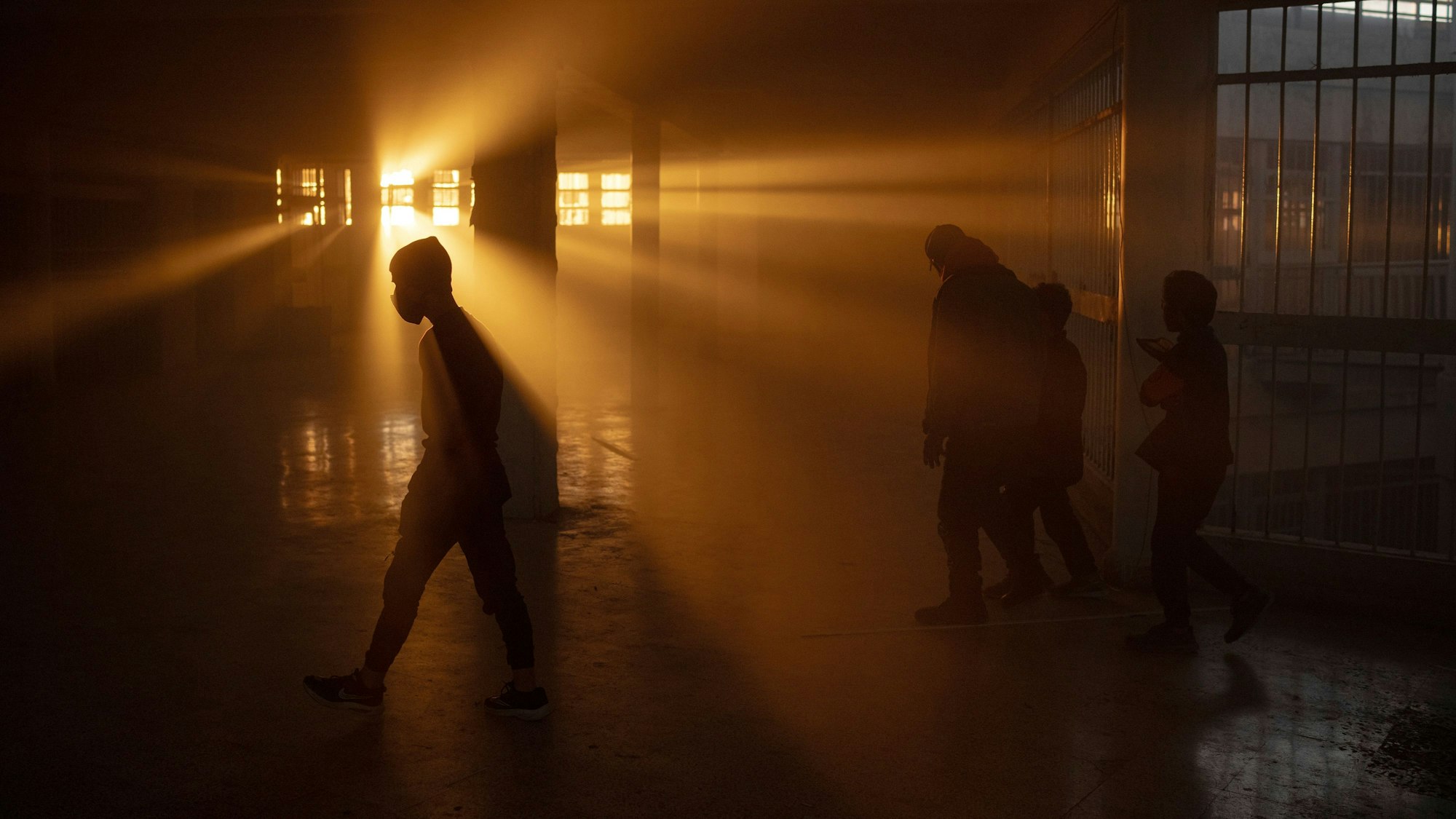 Menschen laufen am Mittwoch durch das Sonnenlicht im berüchtigten syrischen Foltergefängnis Saidnaja. Die Gefangenen wurden nach Assads Sturz freigelassen.