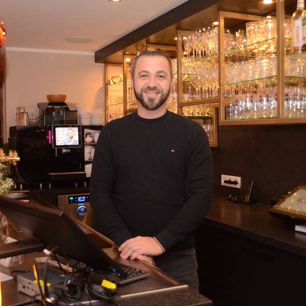 Sandin Smajlovic ist Eigentümer des Hotels Auszeit in Neunkirchen. „Mich trifft es jedes Jahr“, sagt er über den Dienst an Heiligabend.