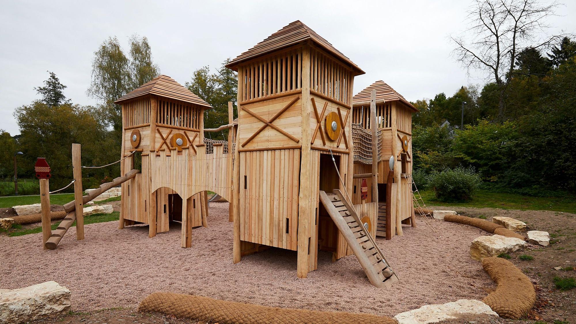 Fertiggestellt werden konnte das Spielkastell auf Pfaffenbenden in Nettersheim, das über das Programm "Fitnessstudio Natur" finanziert wurde.