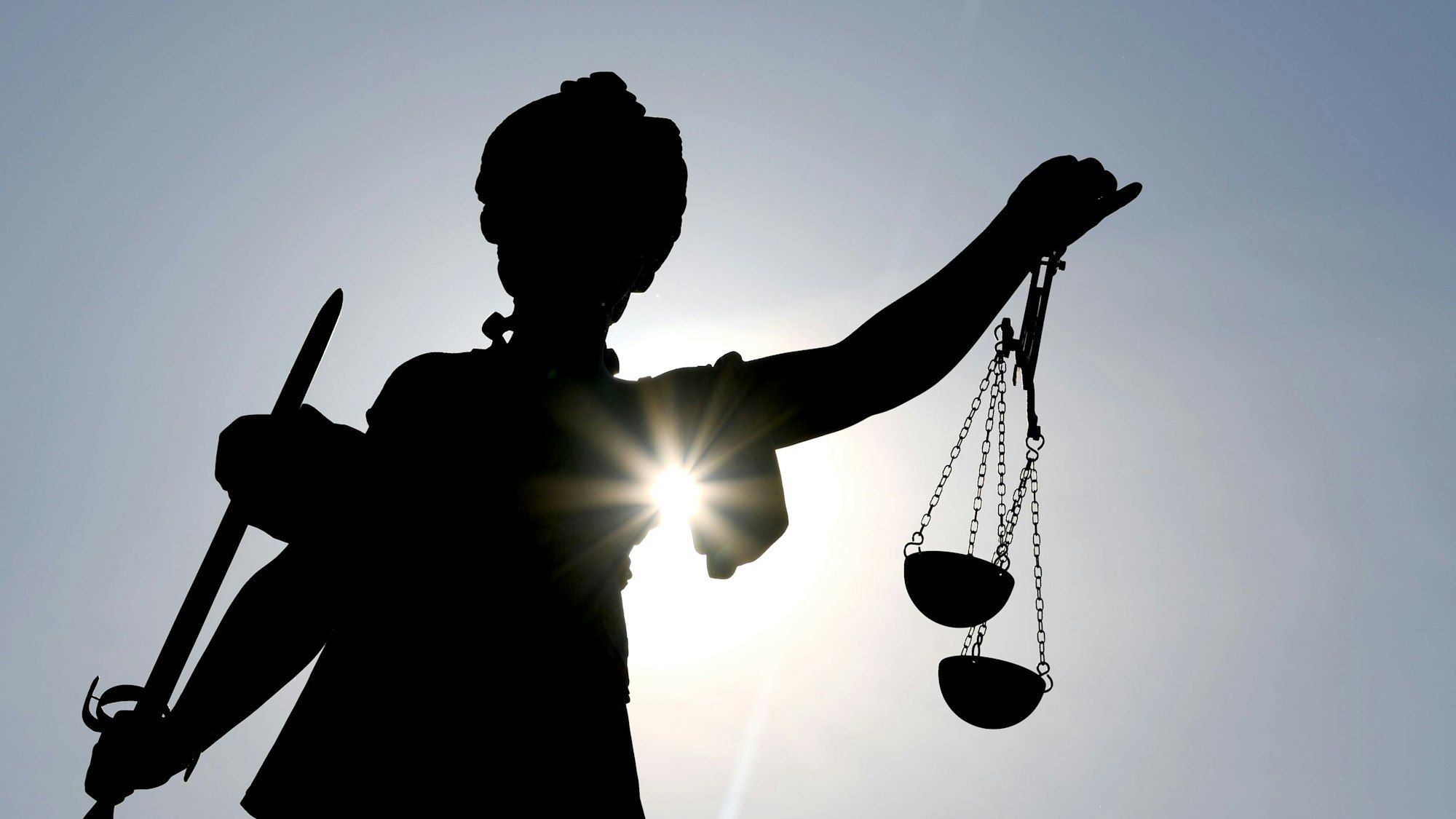 Die Göttin Justitia im Gegenlicht