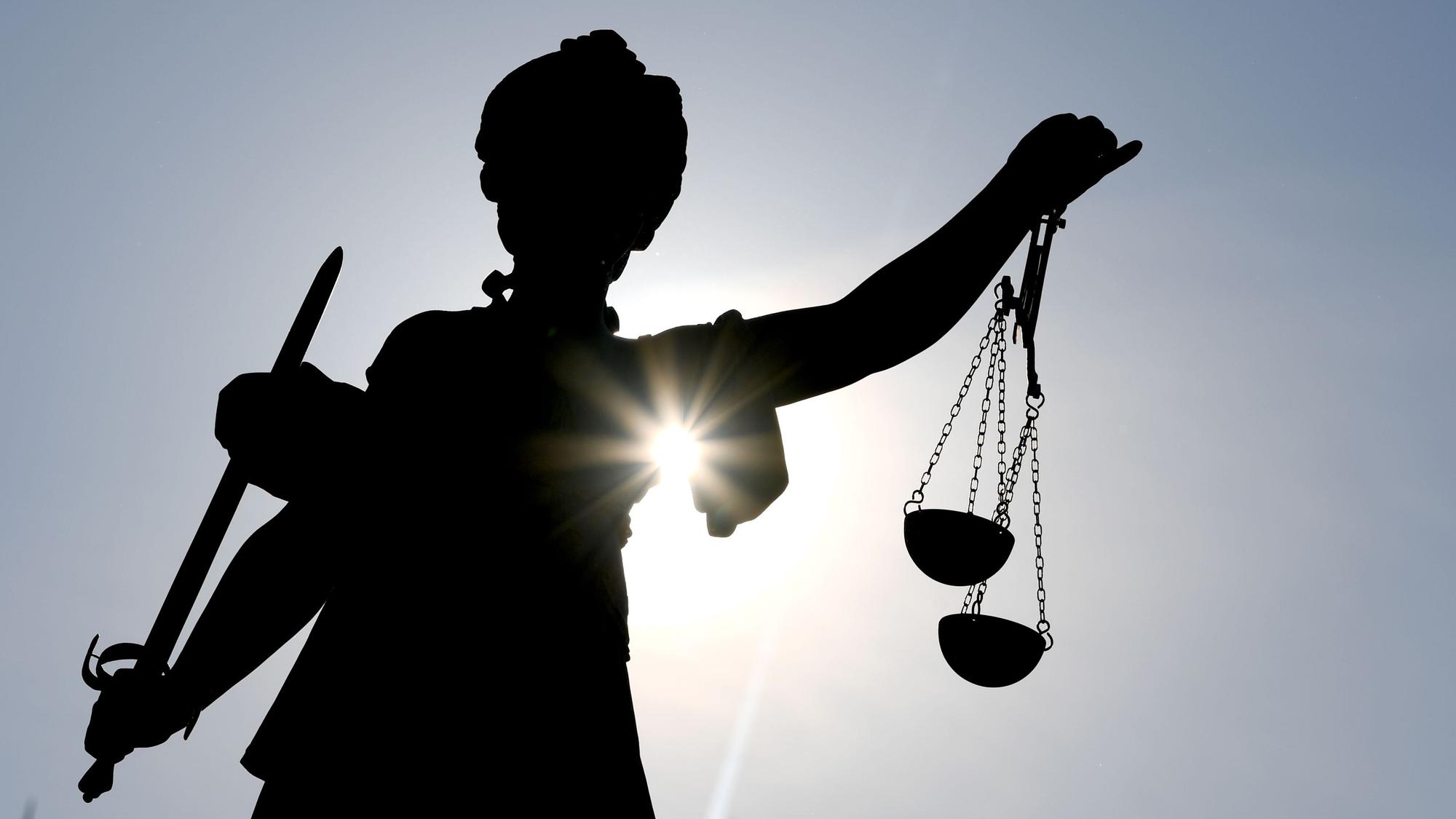Prozessauftakt in Bonn: Drei Männer sind in 90 Fällen von Bandendiebstahl und Scheckkartenbetrug angeklagt.