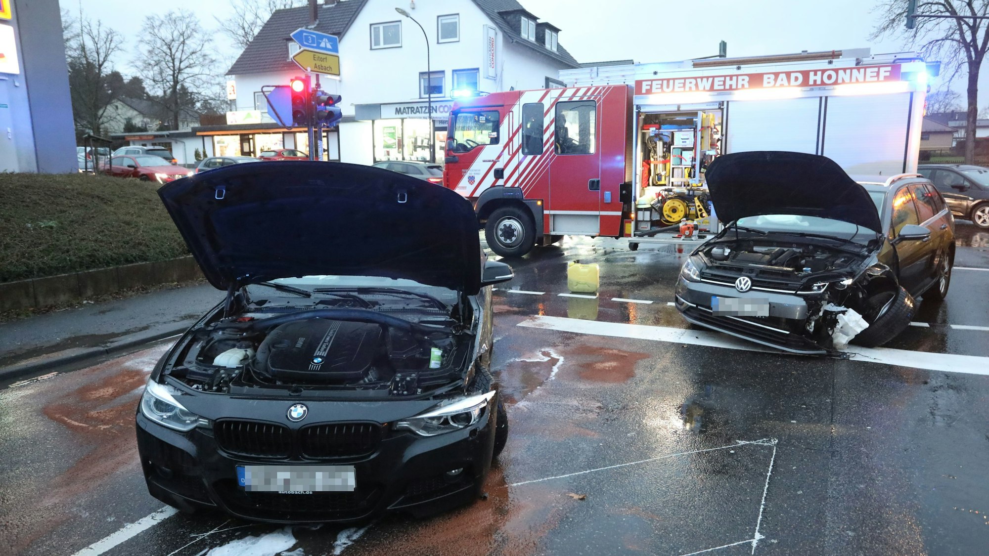 Zwei beschädigte Autos stehen nach einem Unfall auf einer Straßenkreuzung.