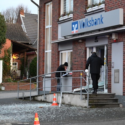 Ermittler sichern Spuren an der Volksbank, in der ein Geldautomat gesprengt worden ist.