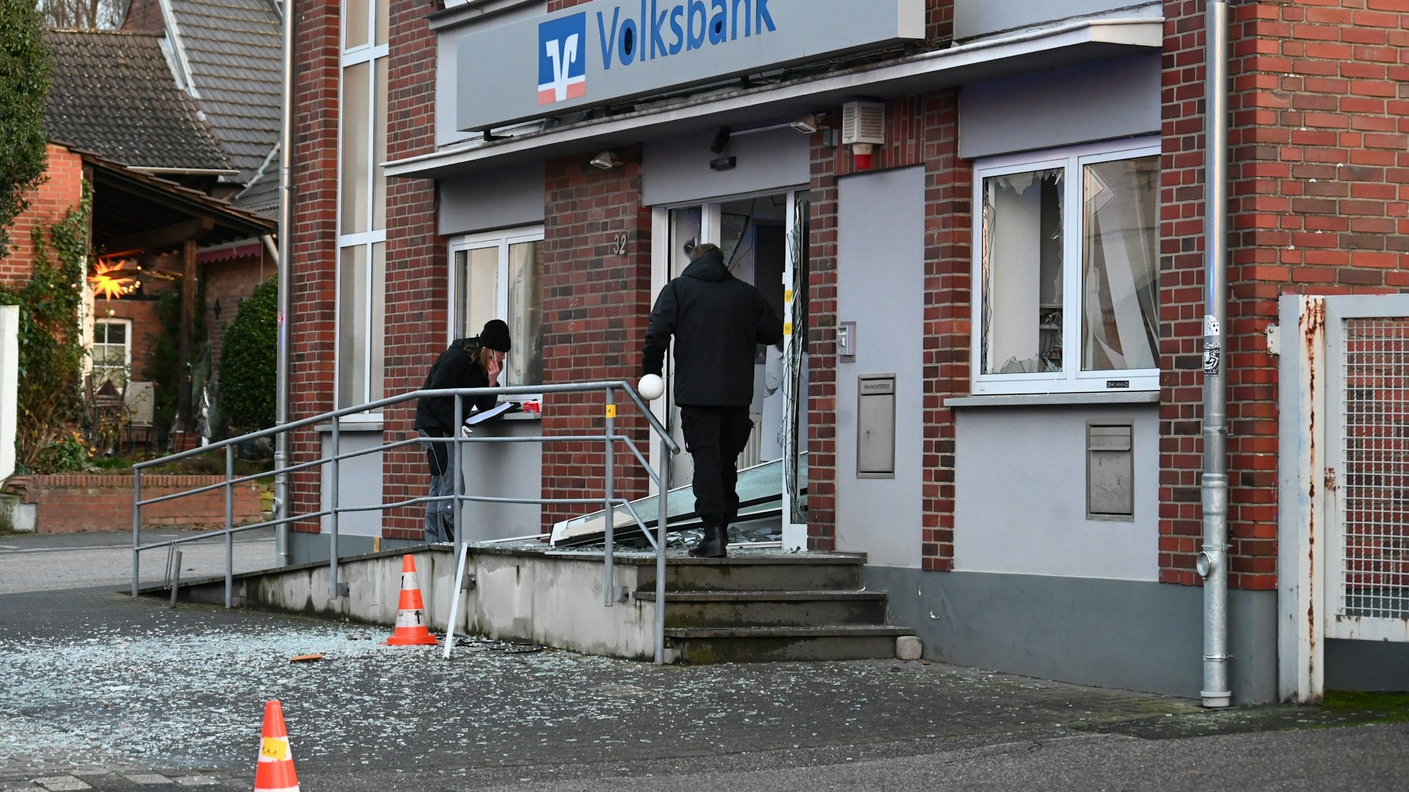 Ermittler sichern Spuren an der Volksbank, in der ein Geldautomat gesprengt worden ist.