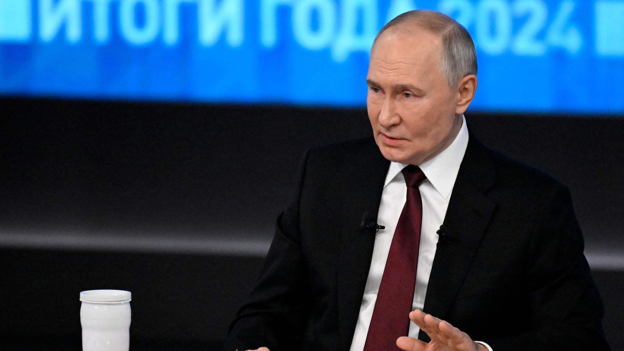Wladimir Putin im TV-Studio in Moskau.