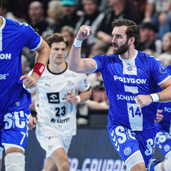 Teitur Einarsson jubelt über seinen Treffer.