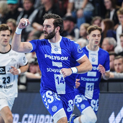 Teitur Einarsson jubelt über seinen Treffer.