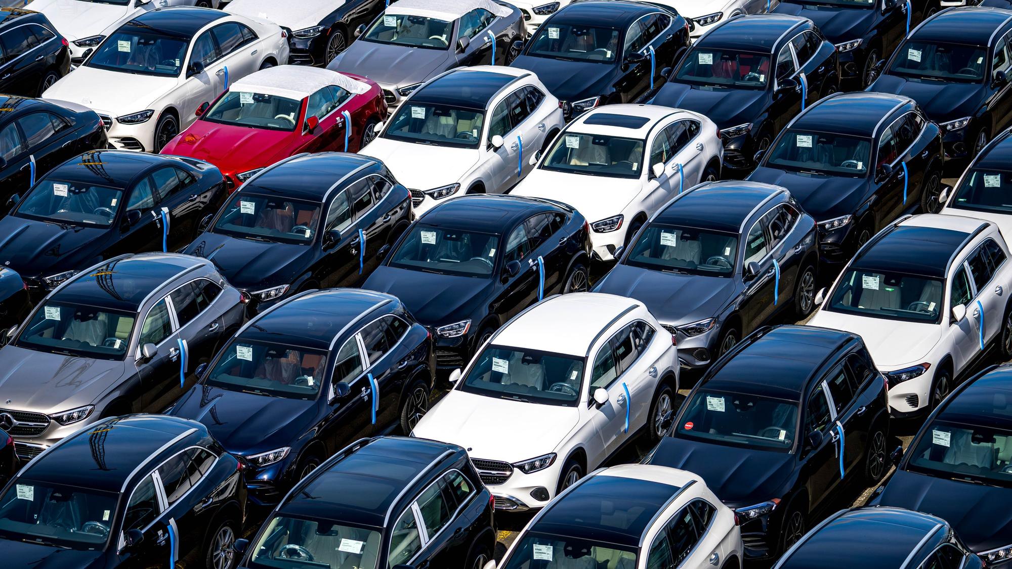ARCHIV - 26.04.2023, Bremen, Bremerhaven: Autos stehen auf dem Gelände vom BLG Autoterminal Bremerhaven.
