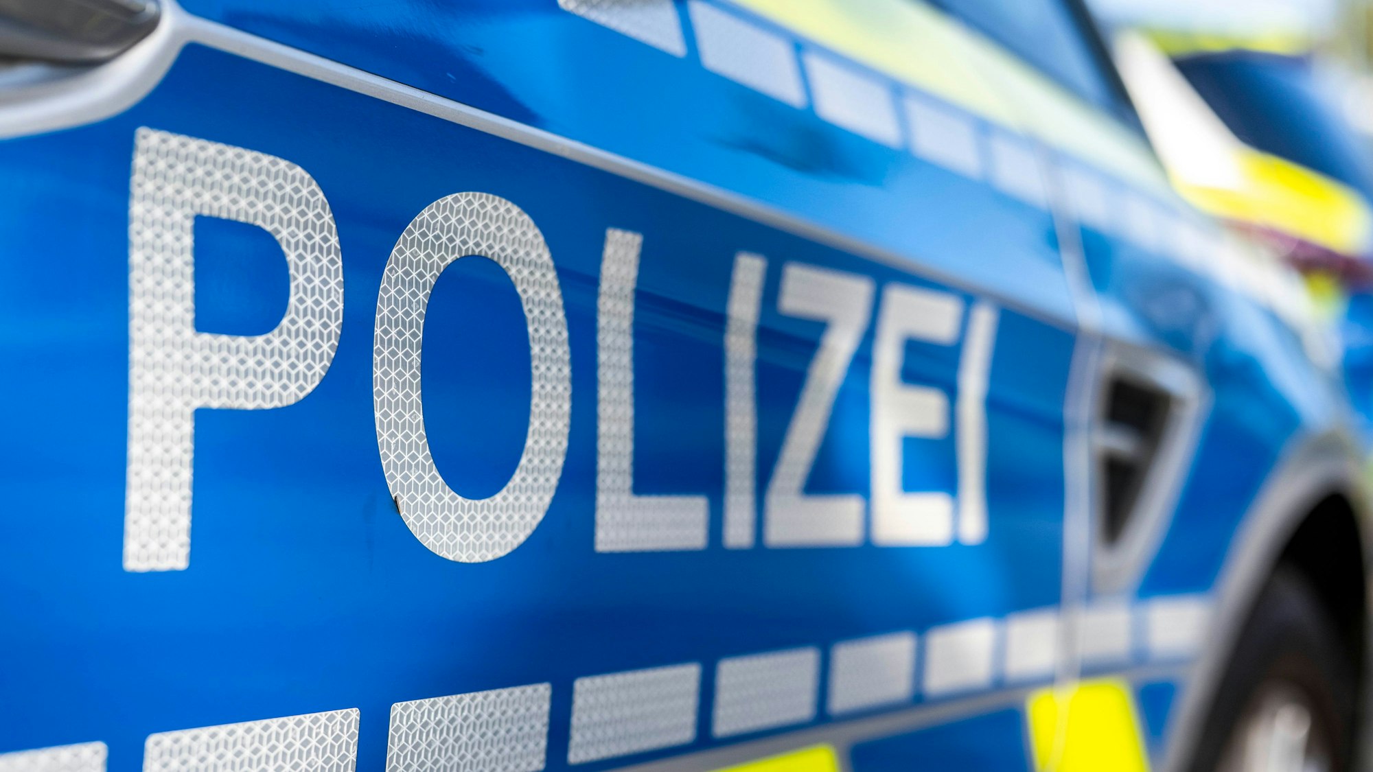 Das Foto zeigt ein Einsatzfahrzeug mit dem Schriftzug „Polizei“.