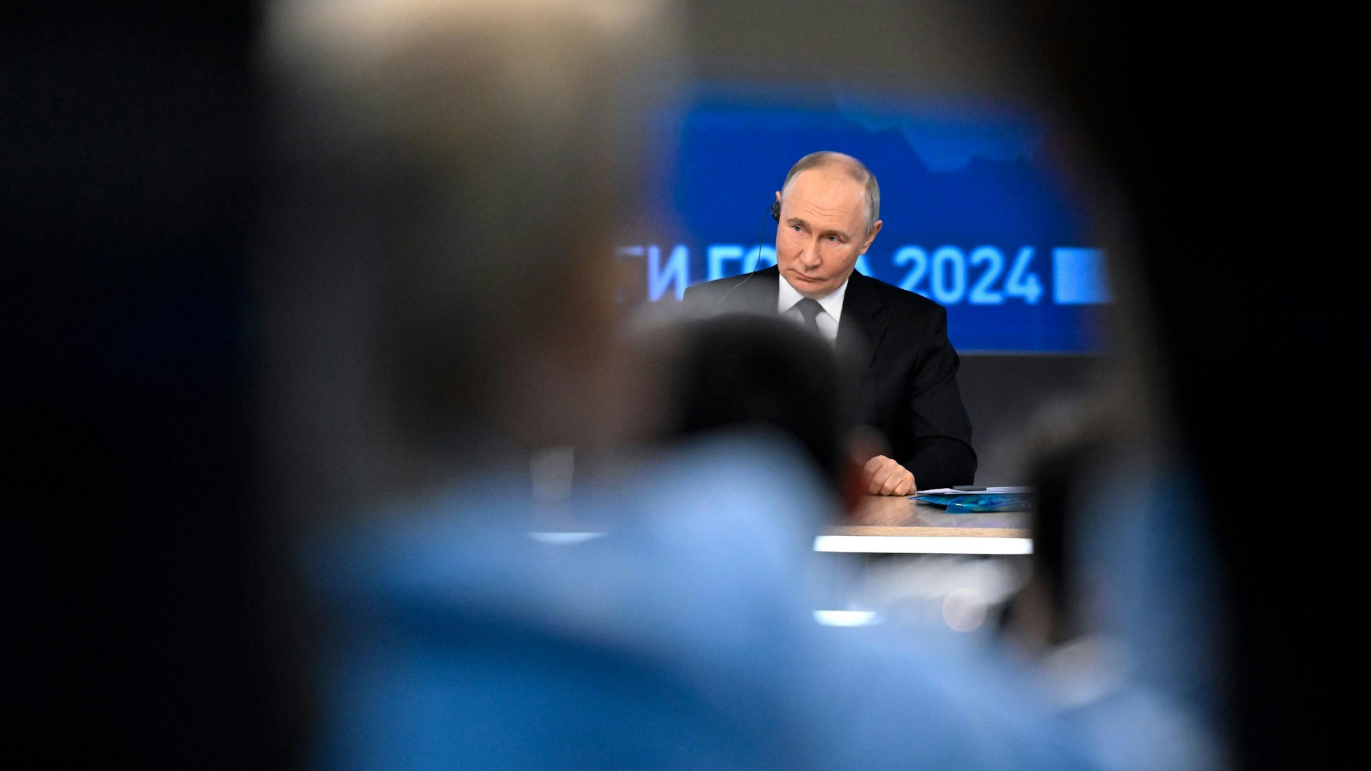 Russlands Präsident beim „Direkten Draht“ in Moskau. Mehr als vier Stunden lang stellte sich der Kremlchef Fragen von Reportern und Bevölkerung.