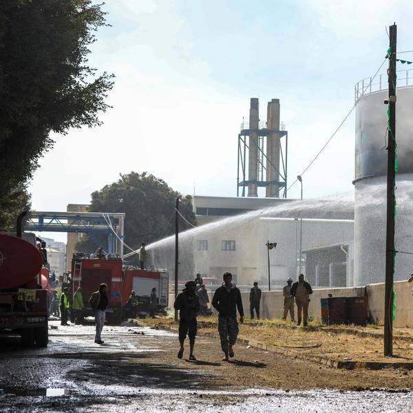 Jemenitische Feuerwehrleute löschen Öltanks mit Wasser in einem Kraftwerk, das bei einem israelischen Luftangriff in der von den Huthi regierten Hauptstadt Sanaa getroffen wurde.