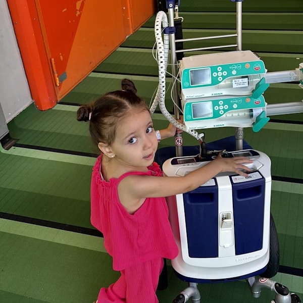 Das Foto zeigt ein kleines Mädchen, das an eine Herzmaschine angeschlossen ist.