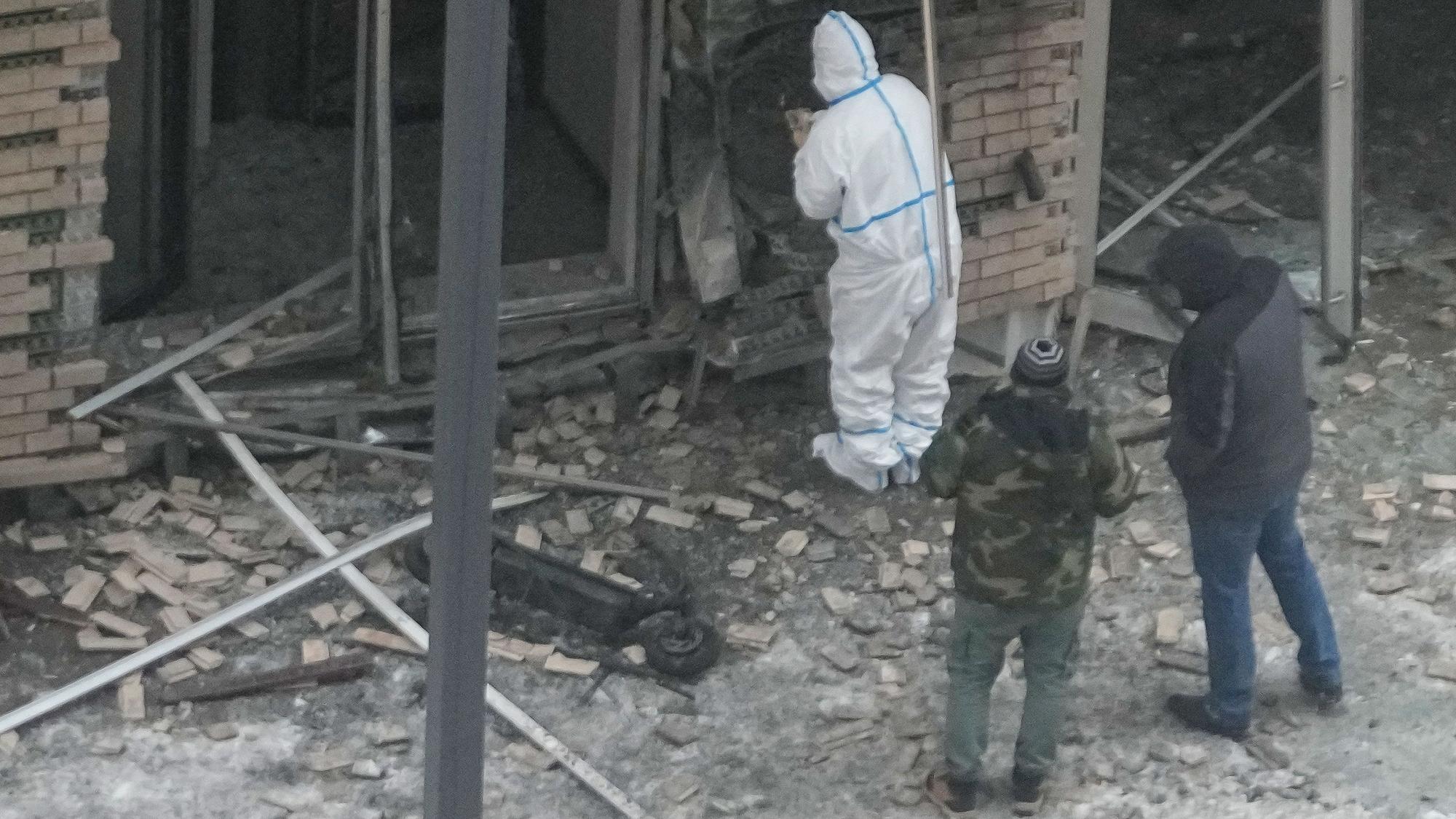 17.12.2024, Russland, Moskau: Ermittler arbeiten neben einem Elektroroller an der Stelle, an der Generalleutnant Kirillow, Leiter der russischen nuklearen, biologischen und chemischen Verteidigungskräfte, und sein Adjudant durch einen Sprengsatz getötet wurden, der in der Nähe eines Wohnblocks in Moskau platziert wurde. Foto: -/AP/dpa +++ dpa-Bildfunk +++