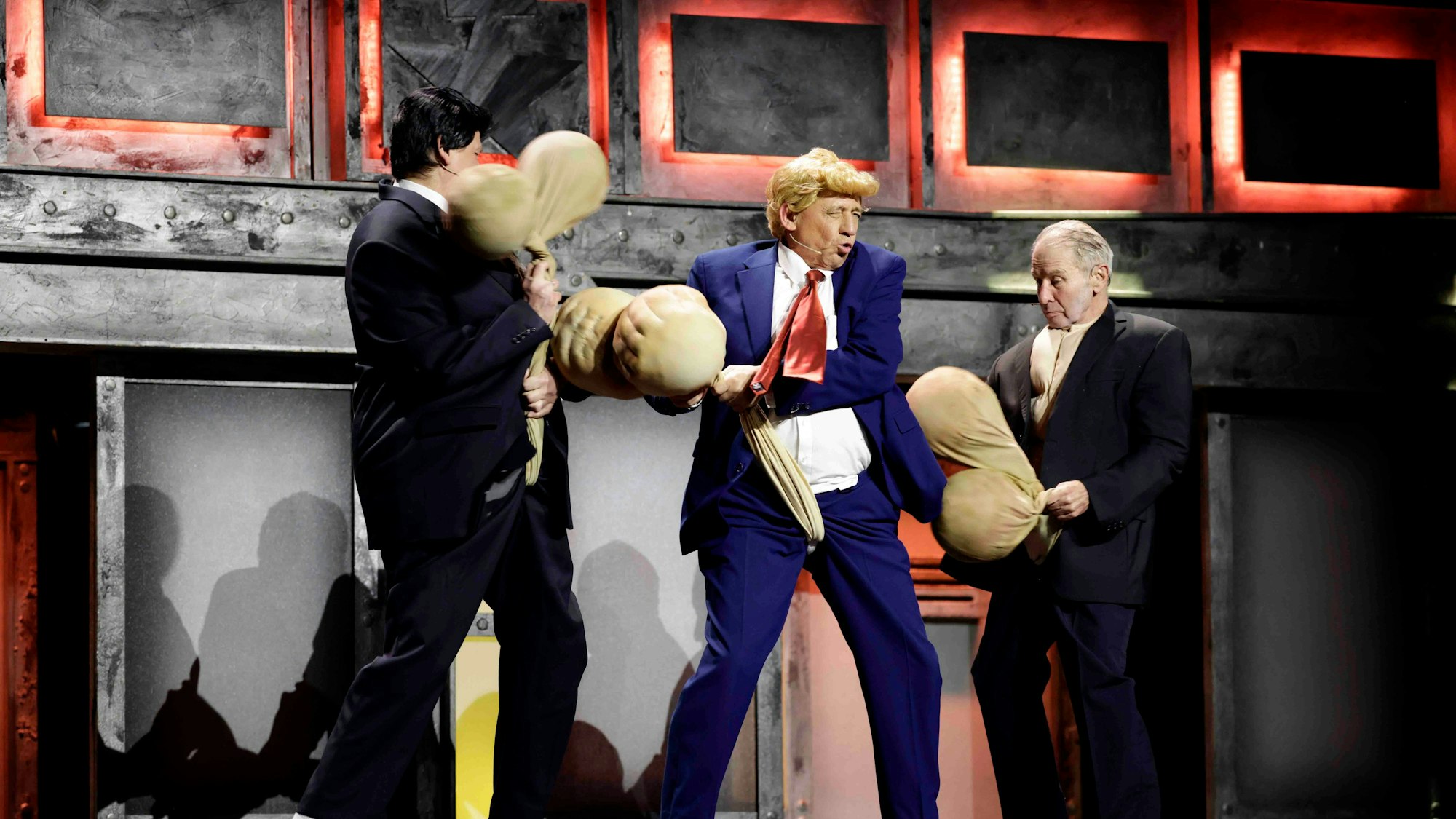 Das Ensemble der Stunksitzung lässt die „Diktatoren“ der Welt auf besondere Weise über die Bühne eiern.