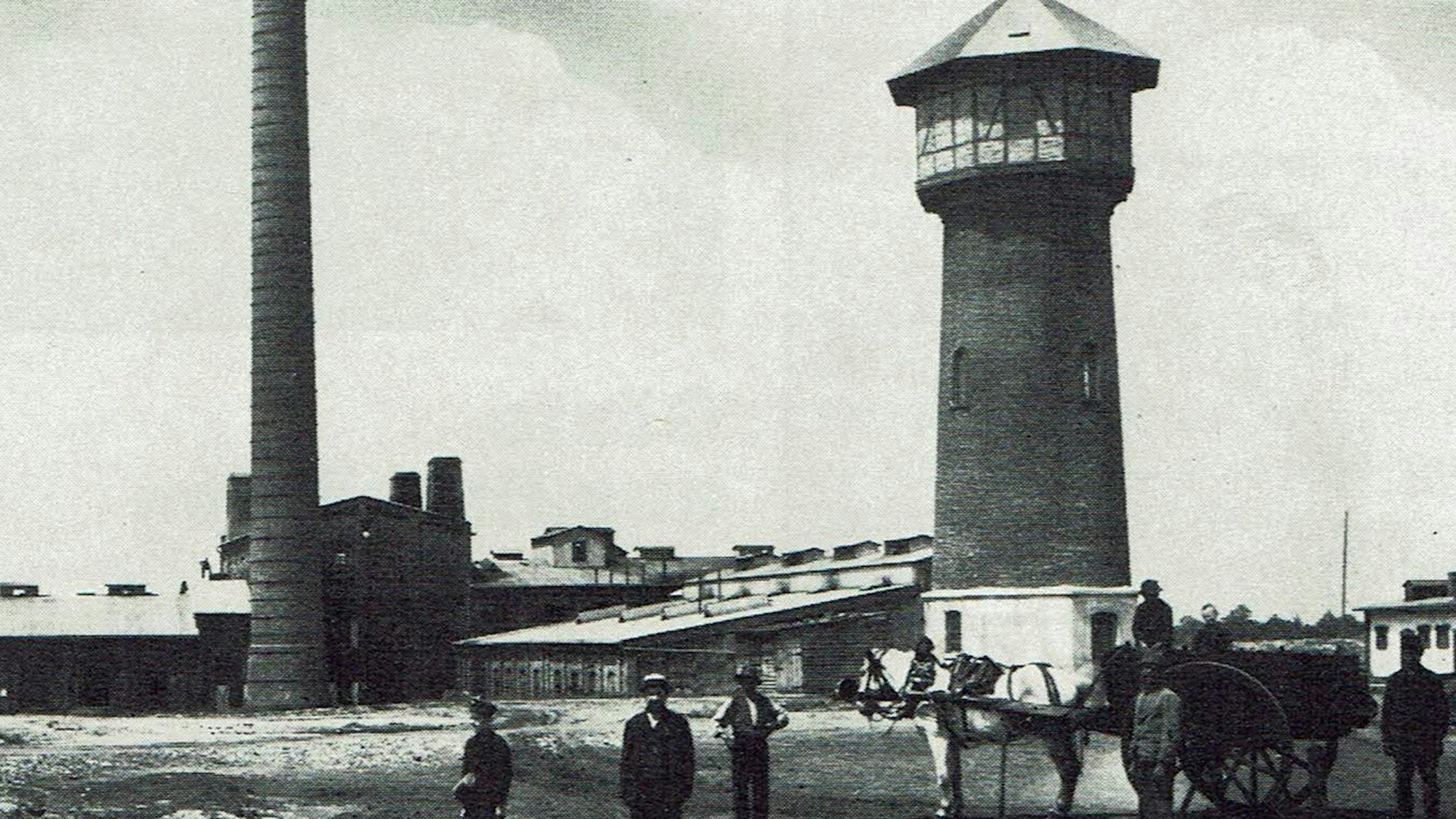 Auf dem Schwarz-Weiß Foto ist der Wasserturm an der alten Brikettfabrik in Grefrath zu sehen.