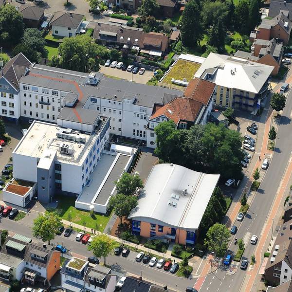 Das Foto zeigt eine Luftaufnahme des Hürther Krankenhauses.
