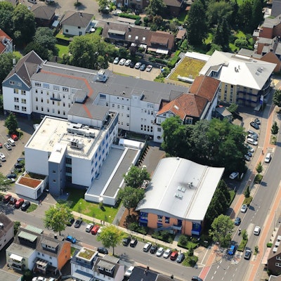 Das Foto zeigt eine Luftaufnahme des Sana-Krankenhauses.