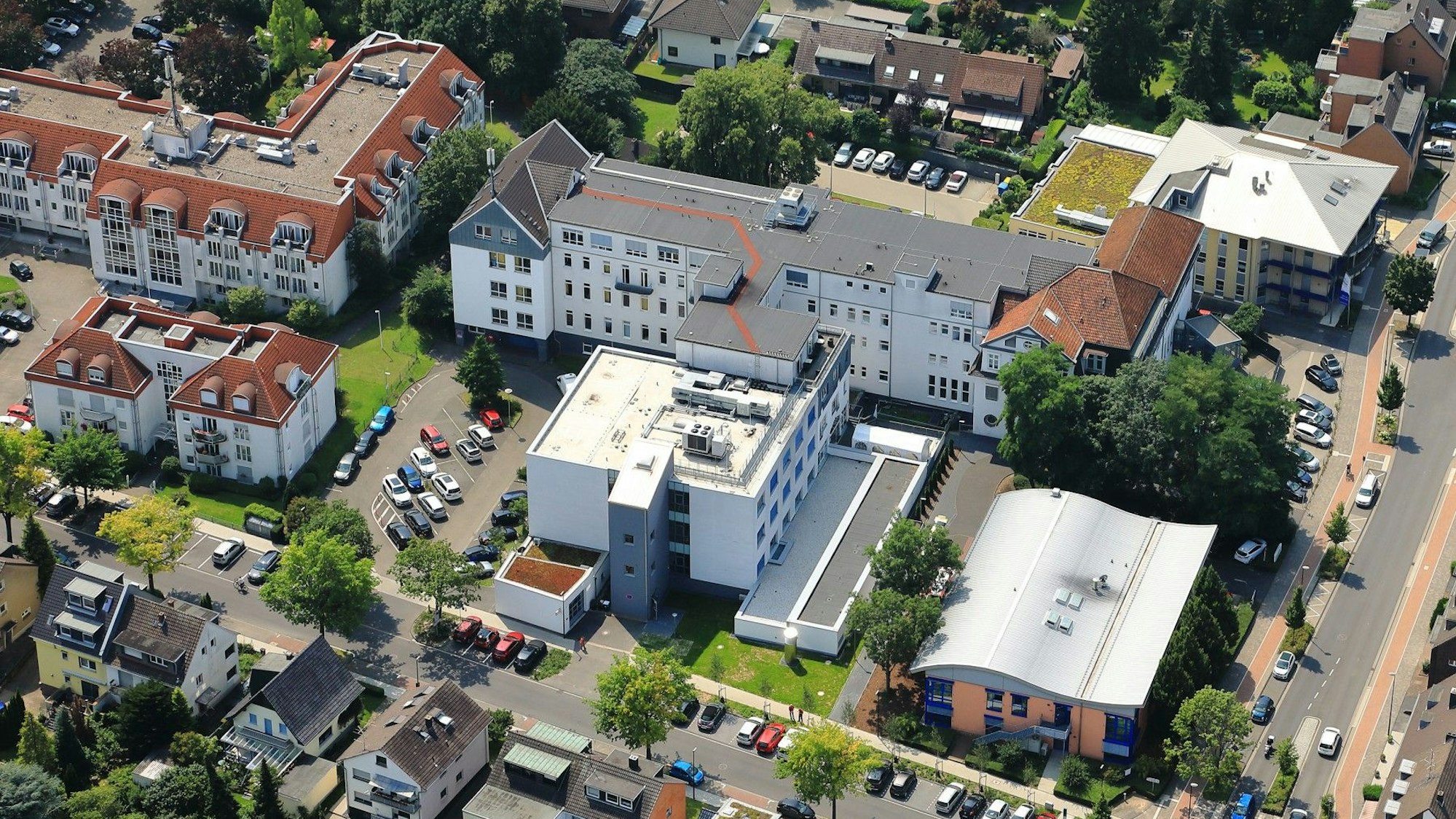 Das Bild zeigt eine Luftaufnahme des Sana-Krankenhauses aus dem Jahr 2021.