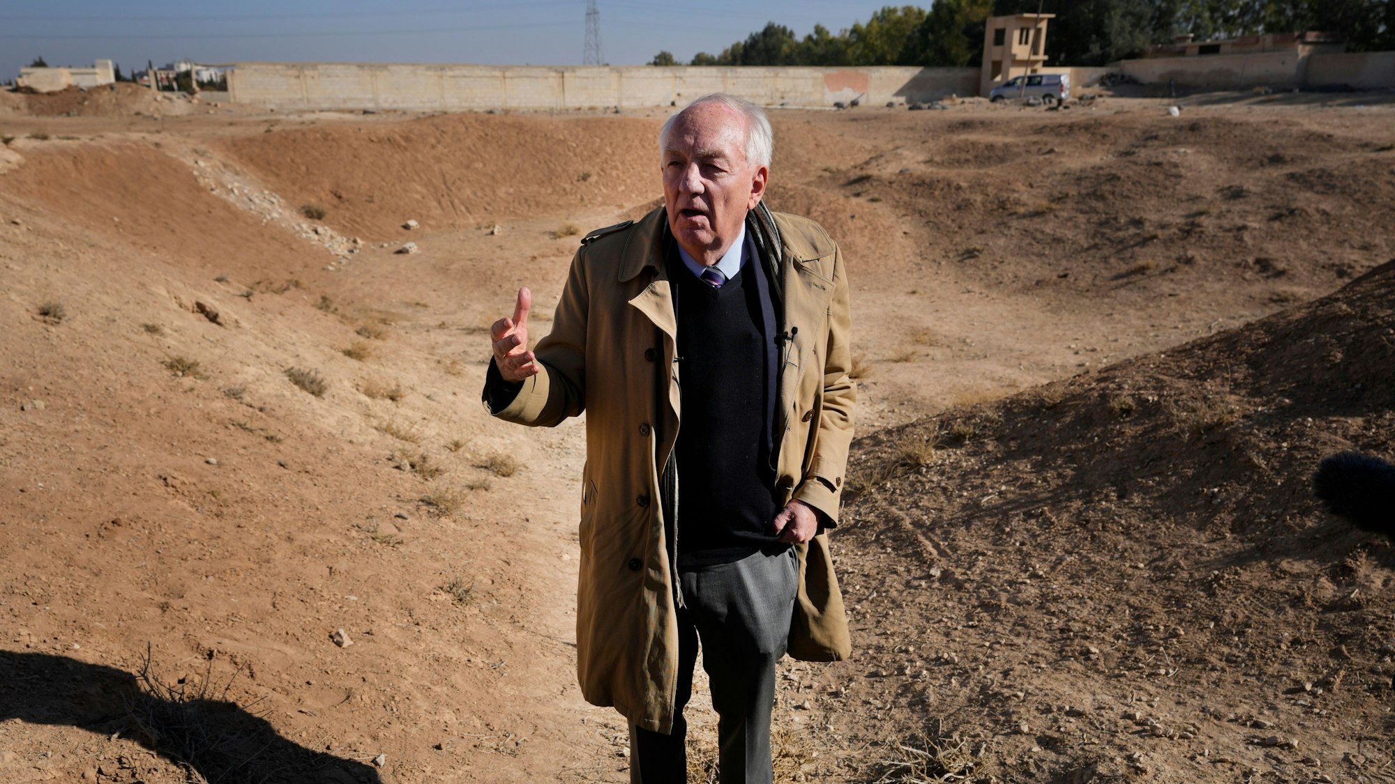 Stephen Rapp, ehemaliger Botschafter für Kriegsverbrechen und internationaler Ankläger, besucht ein Massengrab in Syrien.