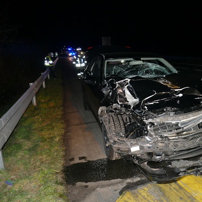 Die Polizei sperrte die A3 für etwa zehn Minuten komplett, um die Trümmer wegzuräumen.