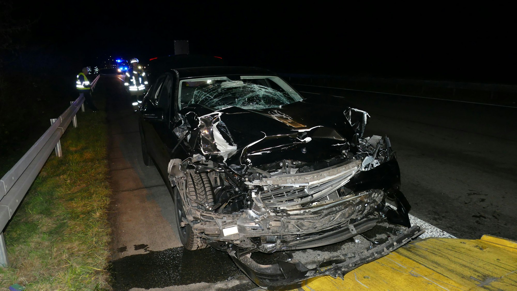 Die Polizei sperrte die A3 für etwa zehn Minuten komplett, um die Trümmer wegzuräumen.