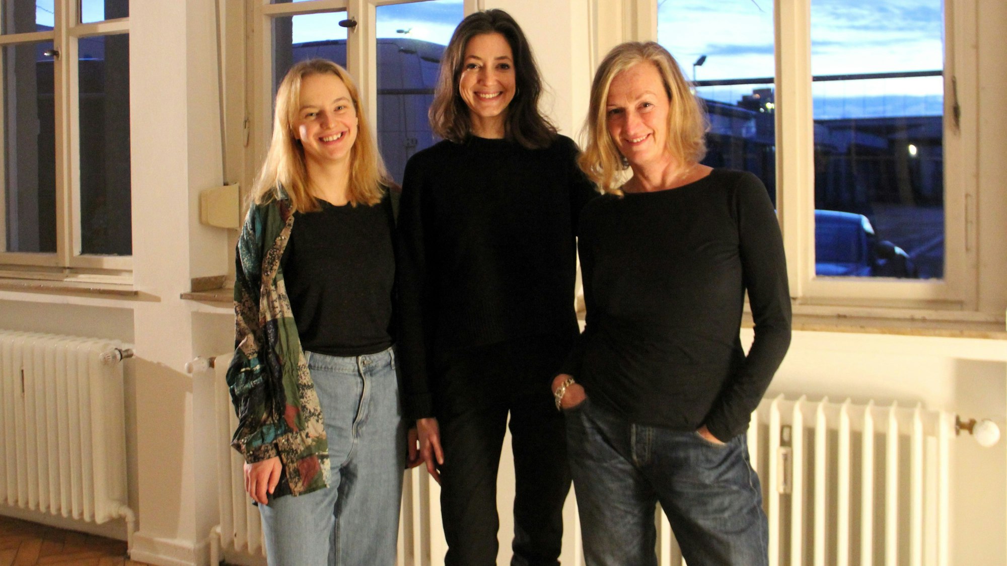 Alina Rohde, Anna Möbus und Andrea Bleikamp (v. l.) feiern mit ihrem Stück „Der Fall Ransohoff – Frauen im Karneval“ Premiere im Orangerie Theater.