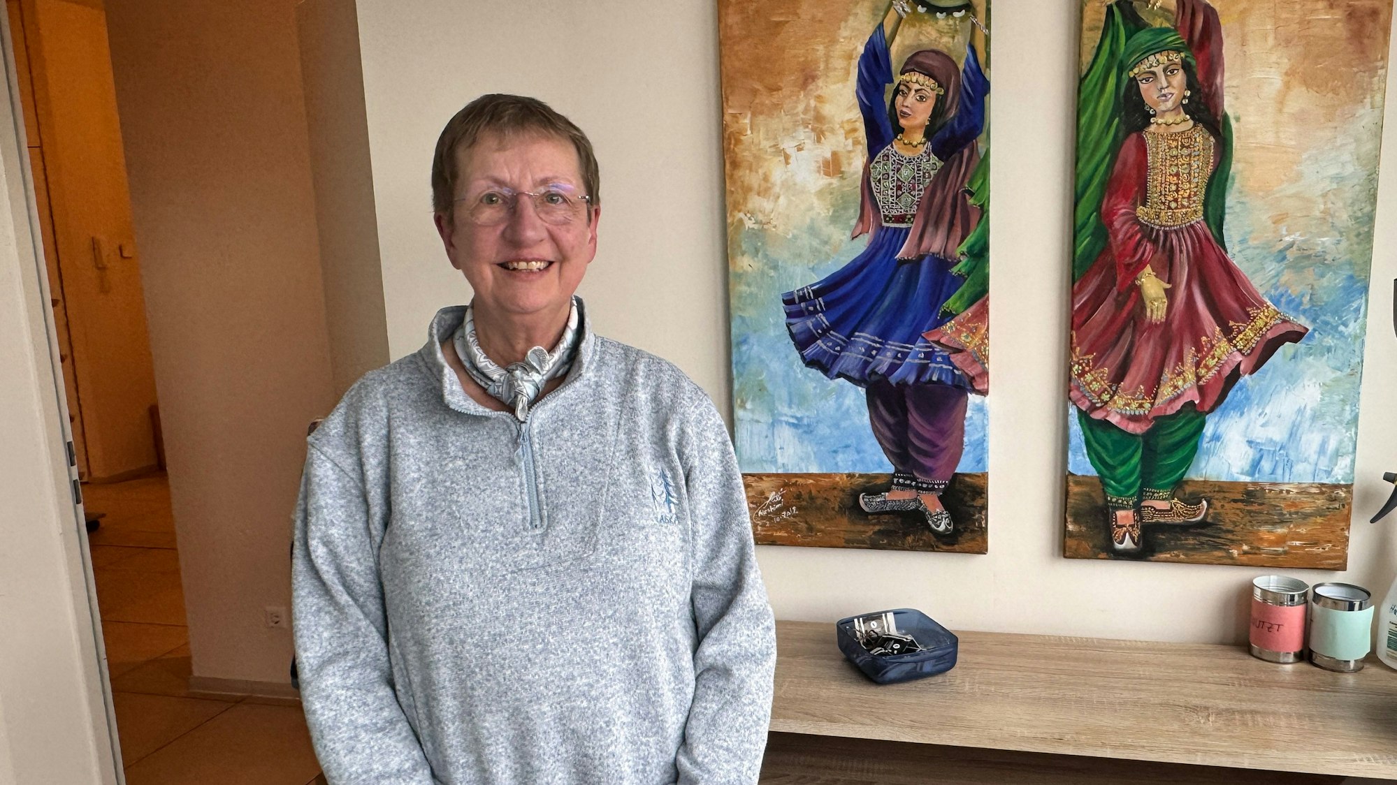 Das Foto zeigt Anette Seiche vor zwei Gemälden.