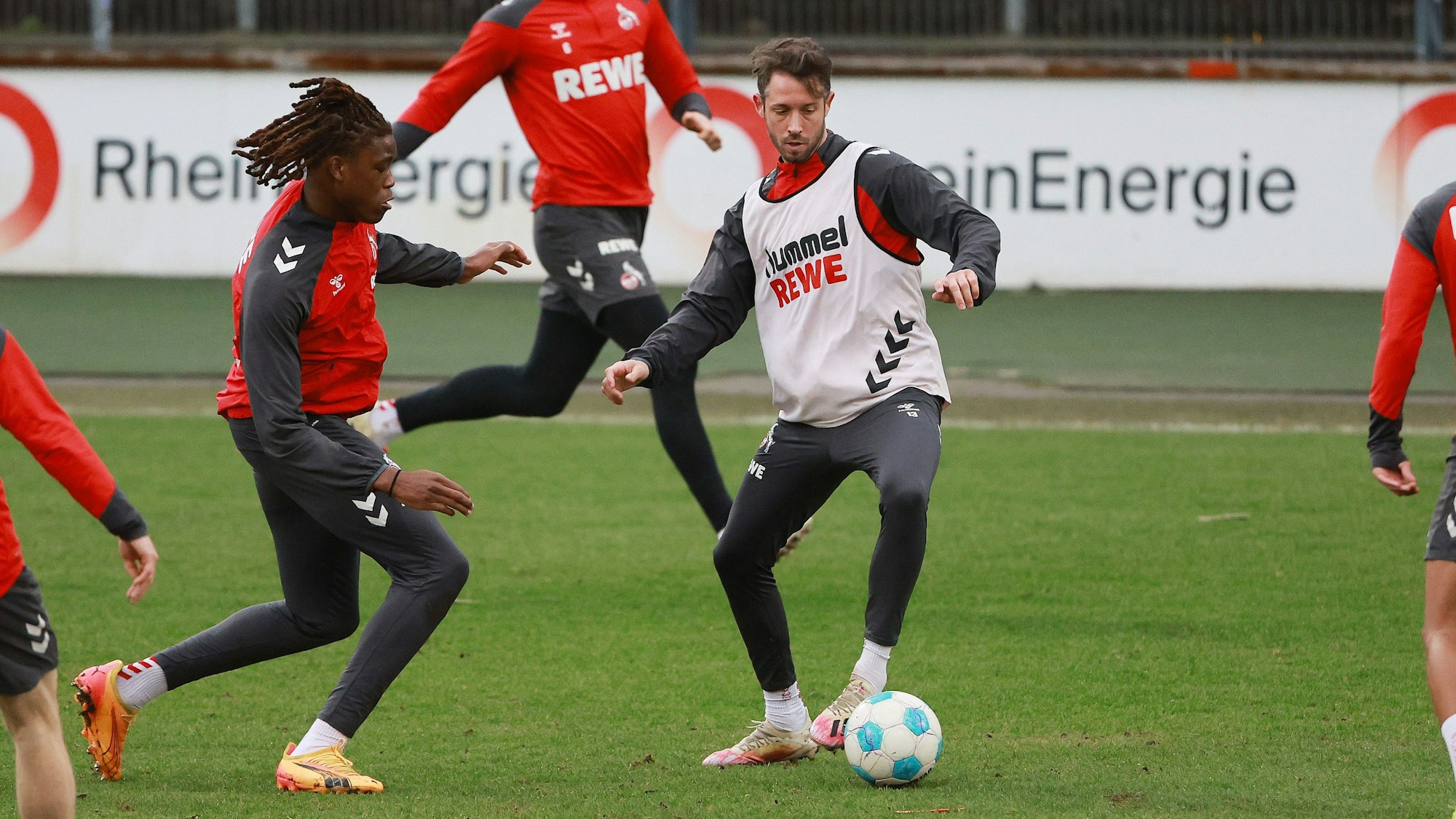 Wieder mittendrin: Mark Uth (r.) gehört seit vier Wochen wieder fest zum Spieltagskader des 1. FC Köln.